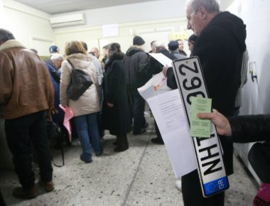 «Πονοκέφαλος» τα τέλη κυκλοφορίας - Οι προθεσμίες για την κατάθεση πινακίδων και τα πρόστιμα (φωτό)